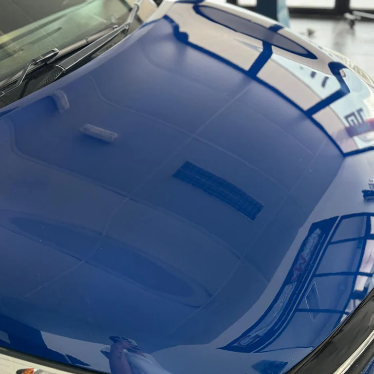 Carrosserie brillante après lustrage et protection